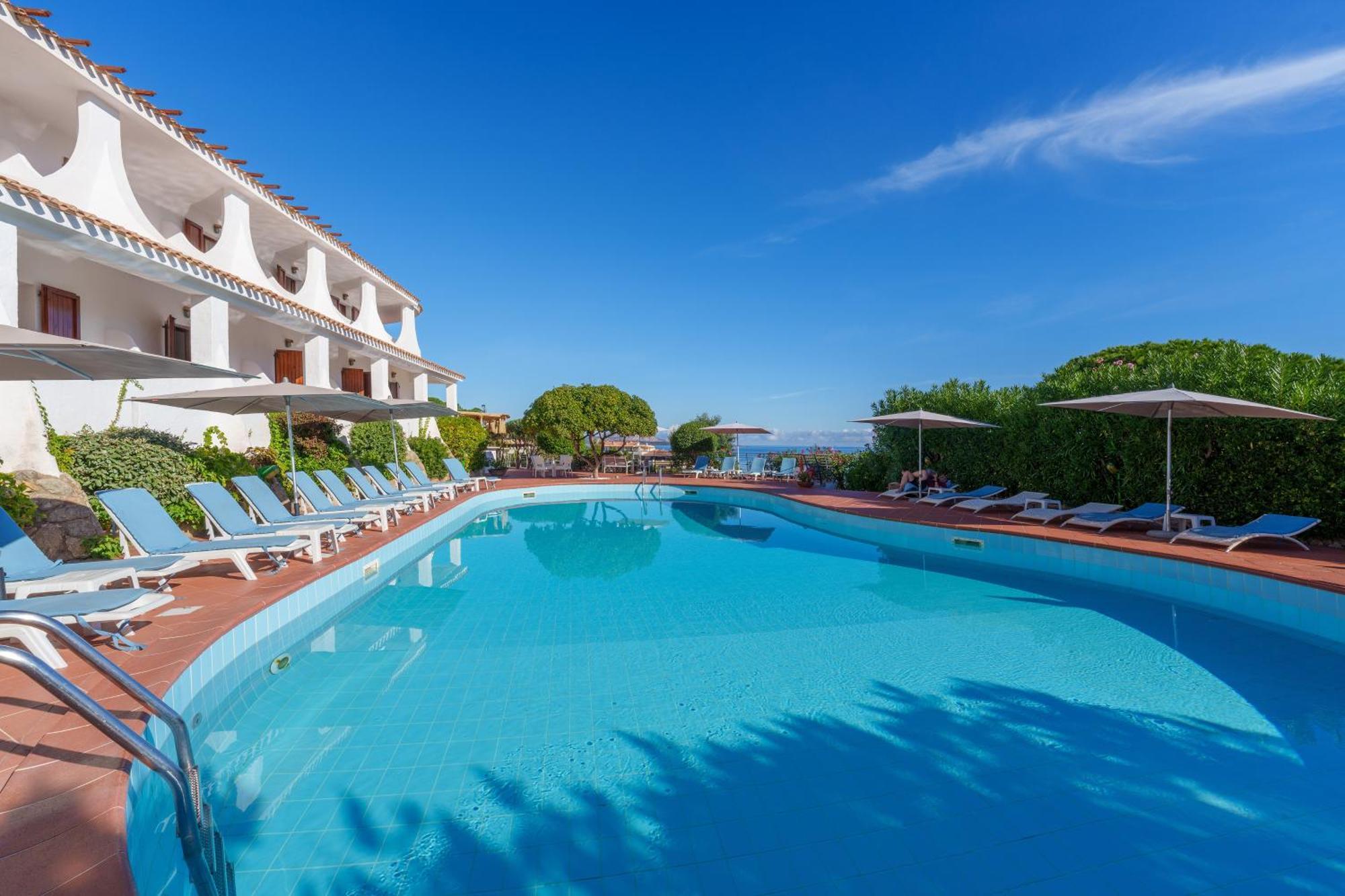 Hotel Punta Est Baja Sardinia Ngoại thất bức ảnh
