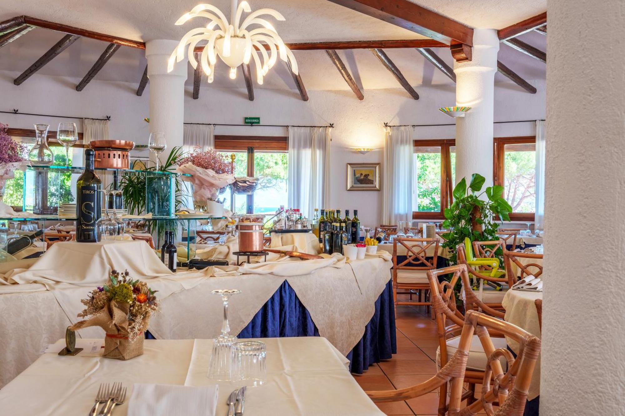 Hotel Punta Est Baja Sardinia Ngoại thất bức ảnh