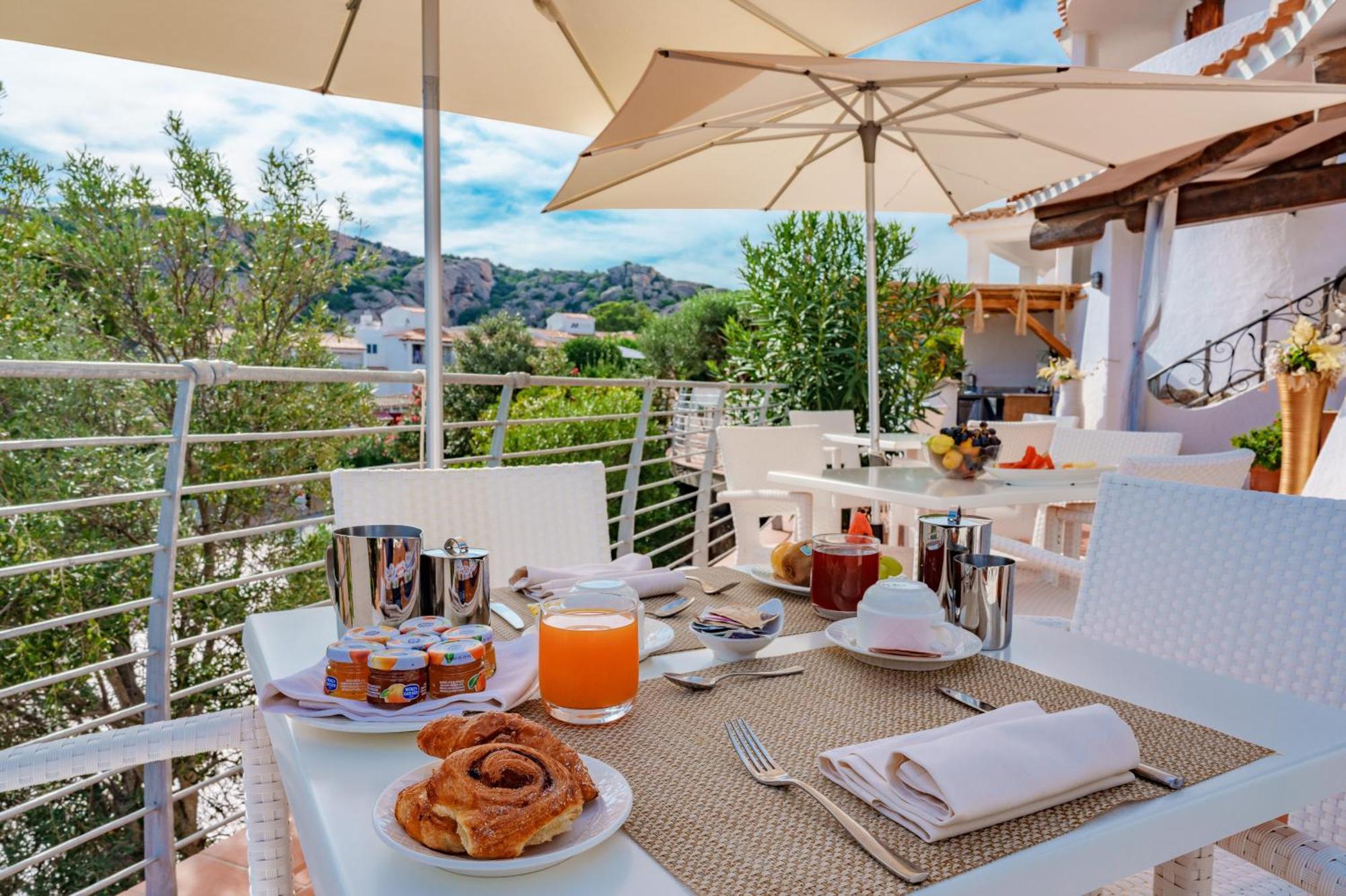 Hotel Punta Est Baja Sardinia Ngoại thất bức ảnh