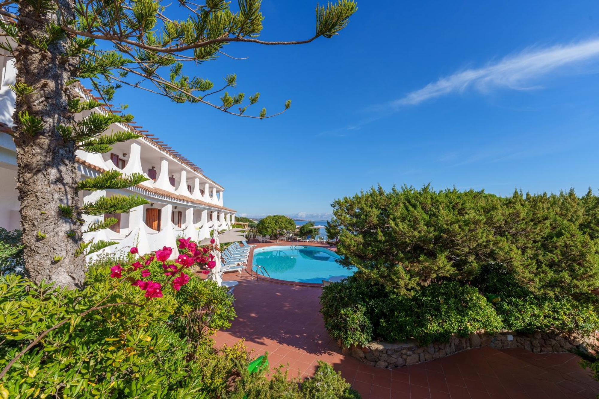 Hotel Punta Est Baja Sardinia Ngoại thất bức ảnh