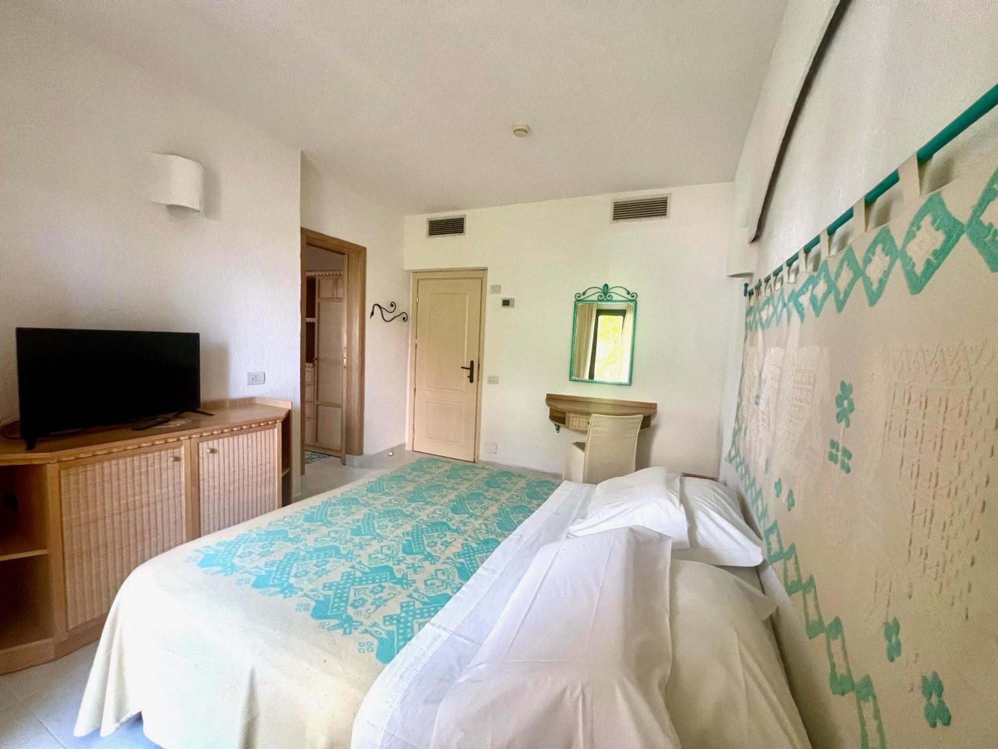 Hotel Punta Est Baja Sardinia Ngoại thất bức ảnh