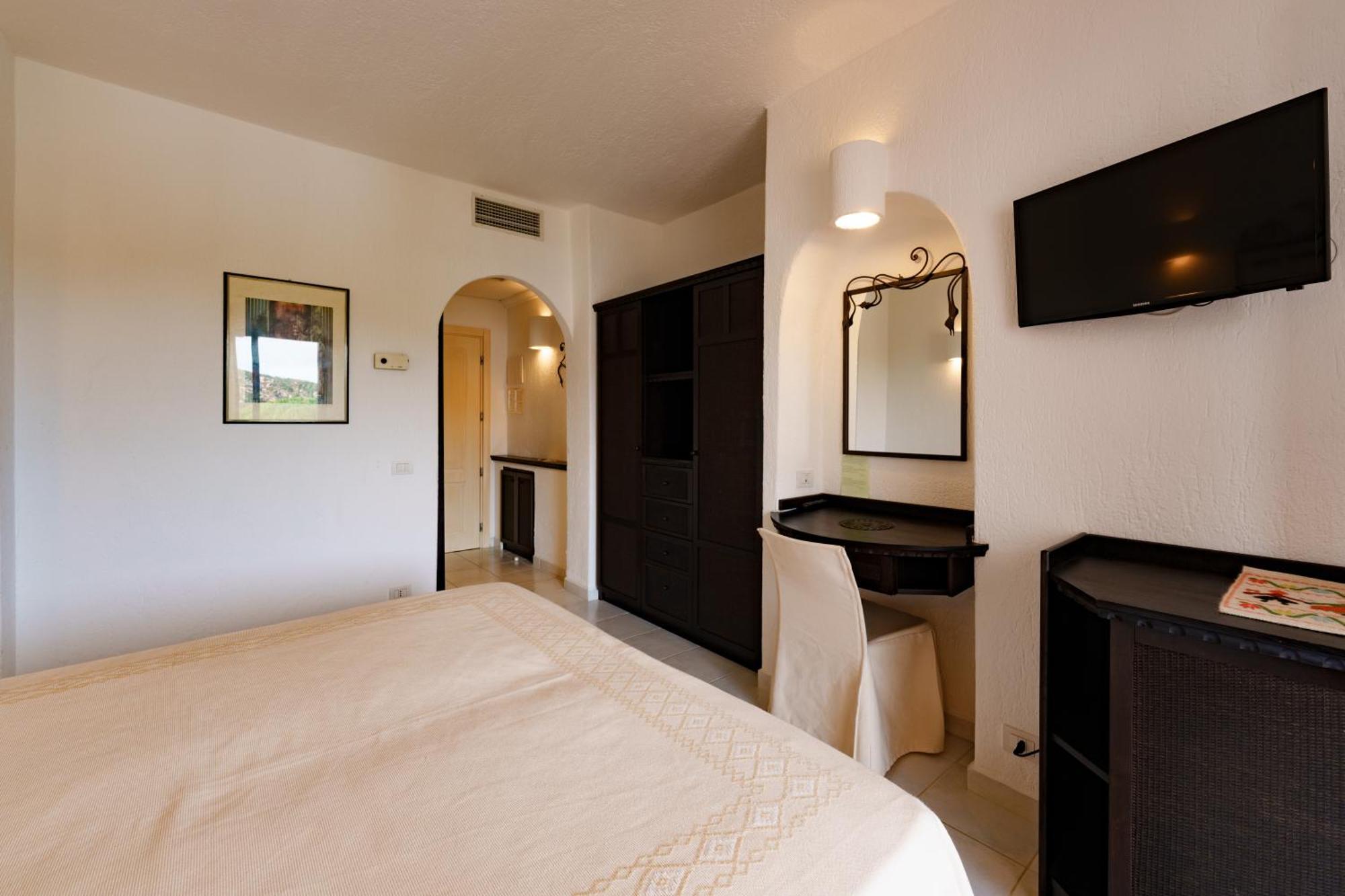 Hotel Punta Est Baja Sardinia Ngoại thất bức ảnh