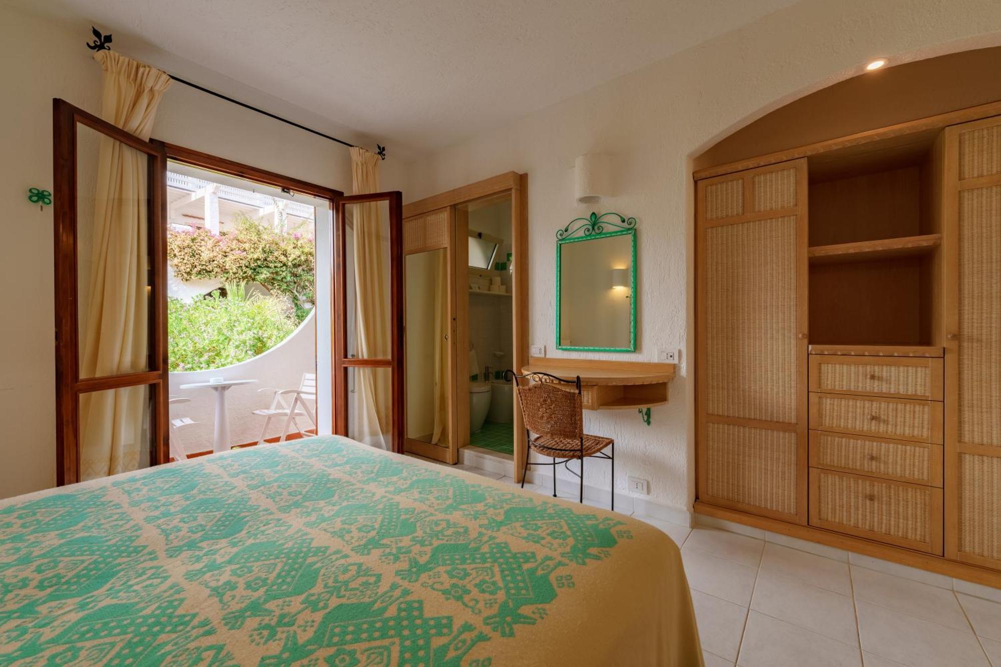 Hotel Punta Est Baja Sardinia Ngoại thất bức ảnh